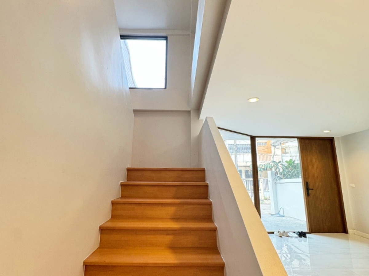 ขายทาวน์โฮมโชคชัย4 ลาดพร้าว71 : ขาย ทาวน์โฮม 3 ชั้น นาคนิวาส เกษมสันต์ 1 ลาดพร้าว สังคมสงเคราะห์ 25 ตร.วา ทำเลดี