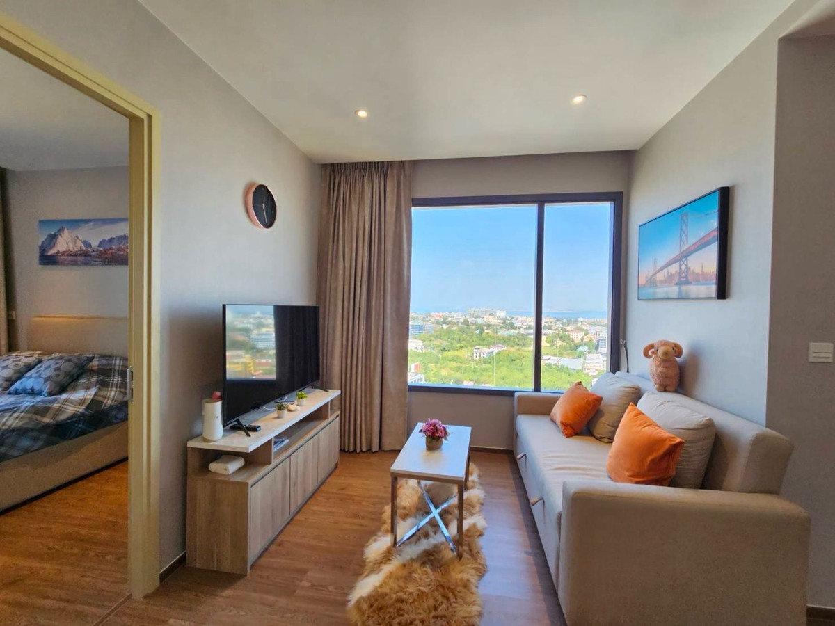 For RentCondoPattaya, Bangsaen, Chonburi : Condo for rent in the heart of Pattaya, corner room with sea view.