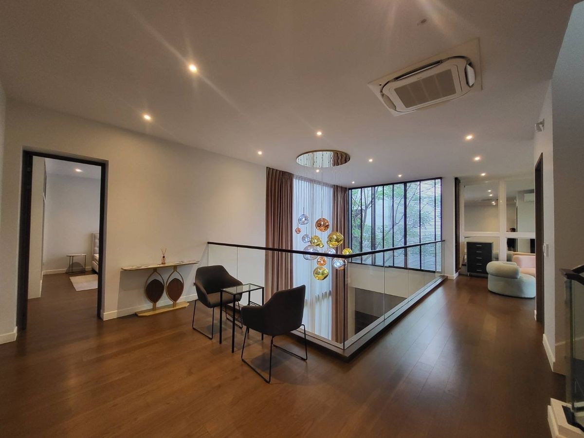 For RentHousePattanakan, Srinakarin : For rent: Bugaan krungthep kreetha, 3-storey detached house, modern luxury, with elevator, swimming pool view.