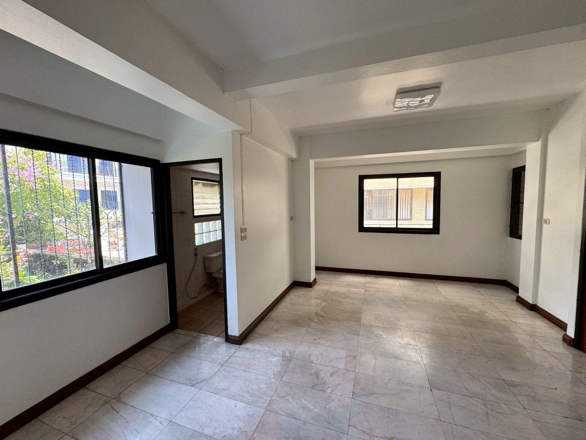 ให้เช่าทาวน์โฮมนานา : ทาวเฮ้าท์รีโนเวทใหม่ เหมาะทำธุรกิจ ใกล้ BTS นานา ** NO CO-AGNT ** 