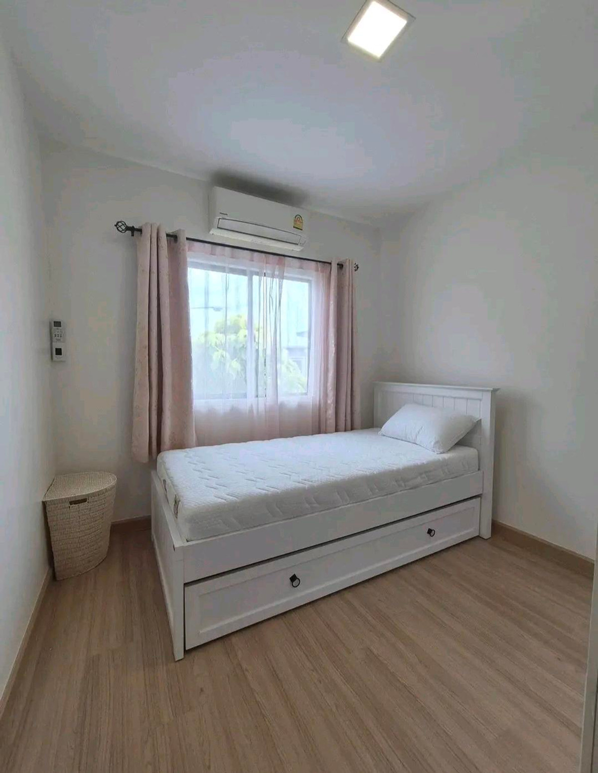 For RentTownhomeEakachai, Bang Bon : For rent Prusa Ville 68 Tha Phra - Chom Thong near BTS Wutthakat.
Fully furnished Ready to move in