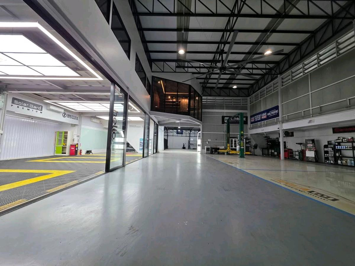 For RentShowroomRama9, Petchburi, RCA : Showroom for rent with service center, 500 sq m, Rama 9