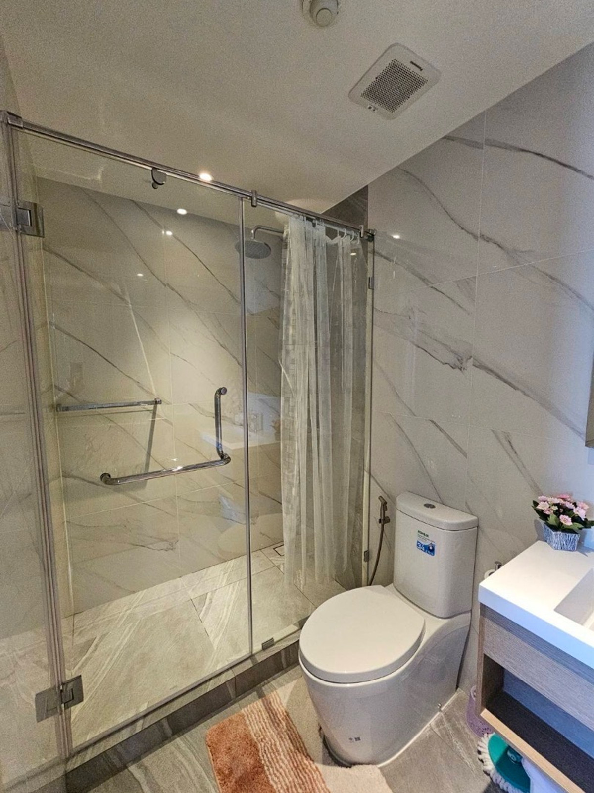 For RentCondoPattaya, Bangsaen, Chonburi : Condo for rent in the heart of Pattaya, corner room with sea view.