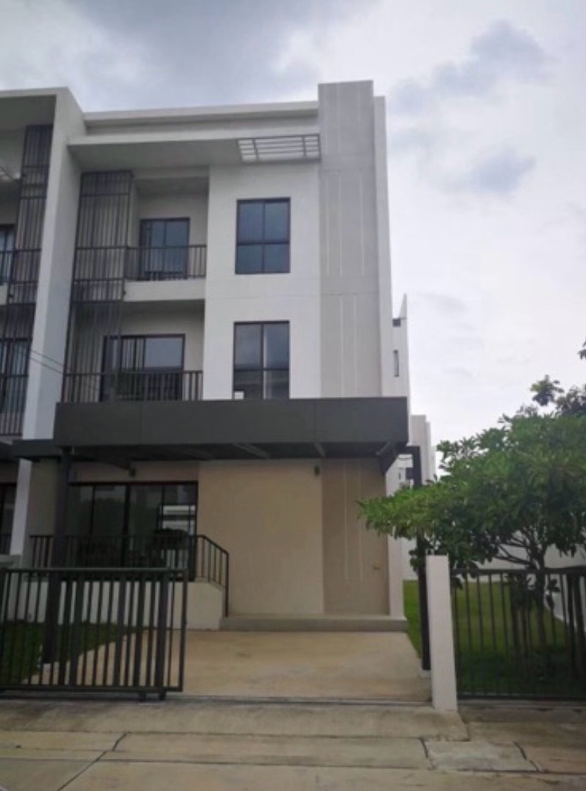 ให้เช่าทาวน์โฮมพัฒนาการ ศรีนครินทร์ : Villa Albero Rama 9 - Srinakarin 📍
วิลลา อัลเบลโล่ พระราม 9 - ศรีนครินทร์
(FOR RENT)
✅เช่า 40,000บาท/เดือน
สัญญาขั้นต่ำ 1 ปี(มัดจำ 2 เดือน)ค่าเช่าล่วงหน้า 1 เดือน