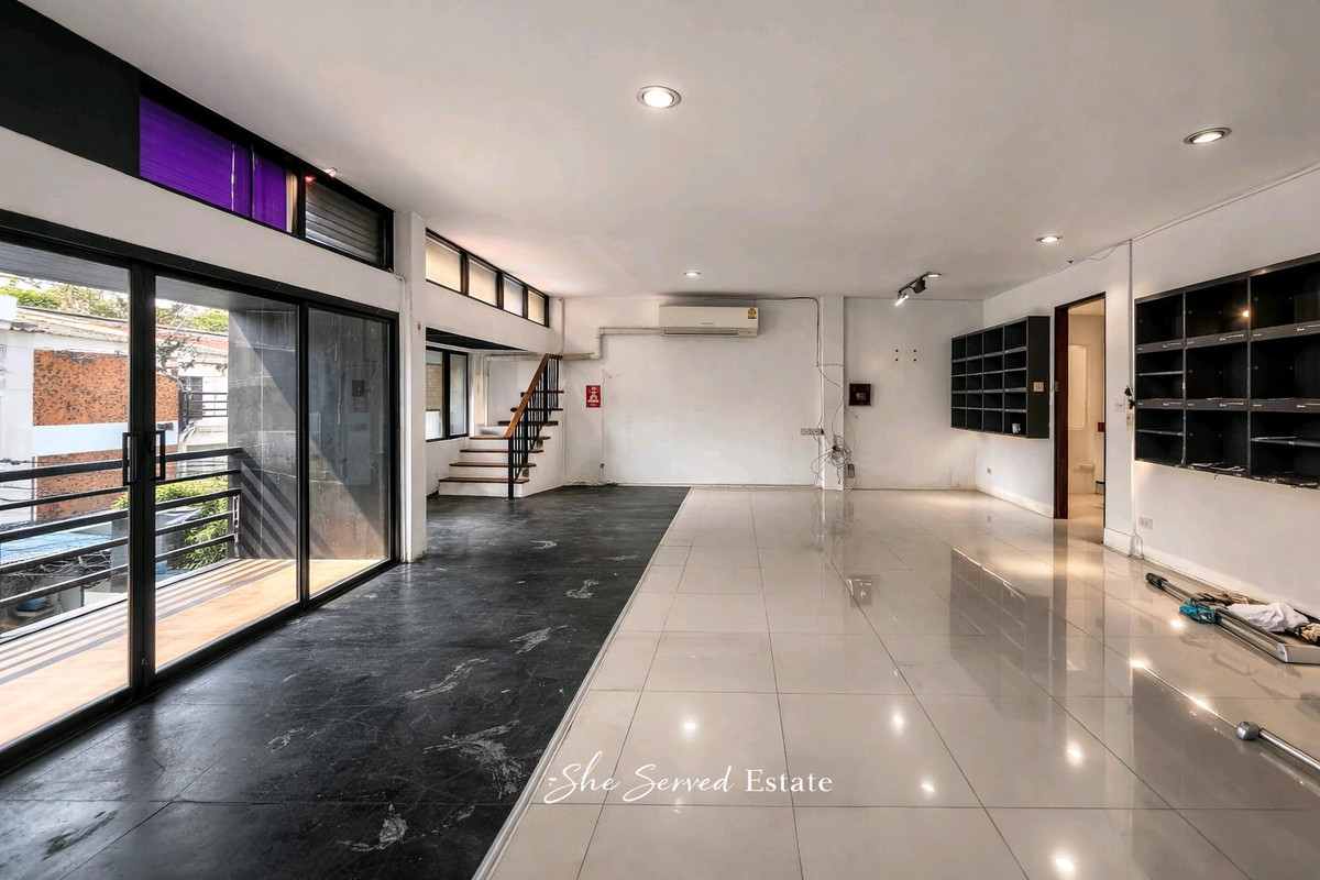 For RentOfficeSukhumvit, Asoke, Thonglor : P0644/3-story townhome for rent, Sukhumvit 26, near BTS Phrom Phong, suitable for a home office or residence.