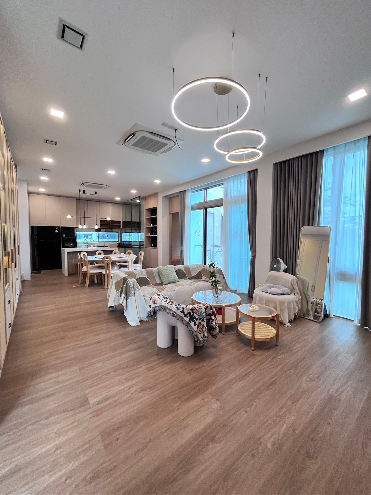 For RentHousePattanakan, Srinakarin : For rent (negotiable, urgent rental) detached house Vive Rama 9, 4 bedrooms, 324 sq m, near Wellington International School and Samitivej Hospital.