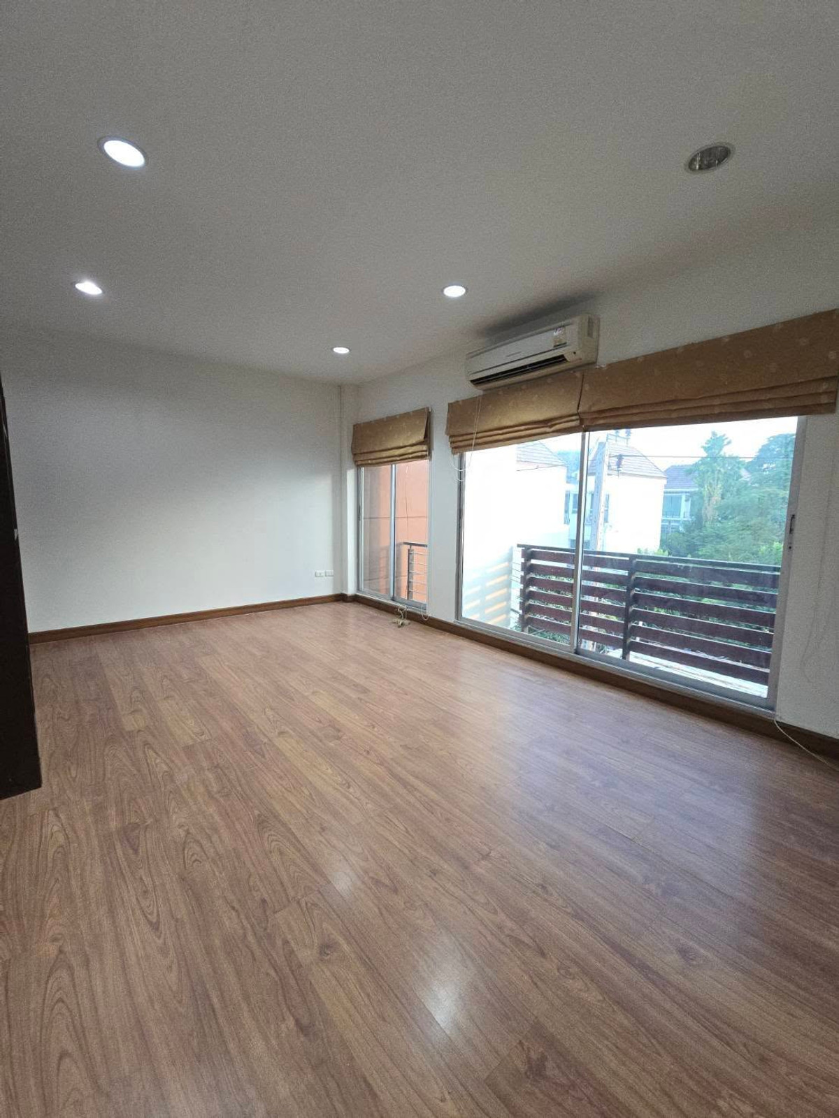 ขายทาวน์โฮมโชคชัย4 ลาดพร้าว71 : หลังมุม 26.7ตรว 6นอน5น้ำ2จอด ทาวน์โฮม 4 ชั้น บ้านกลางเมือง เออร์บาเนี่ยน ลาดพร้าว 71 