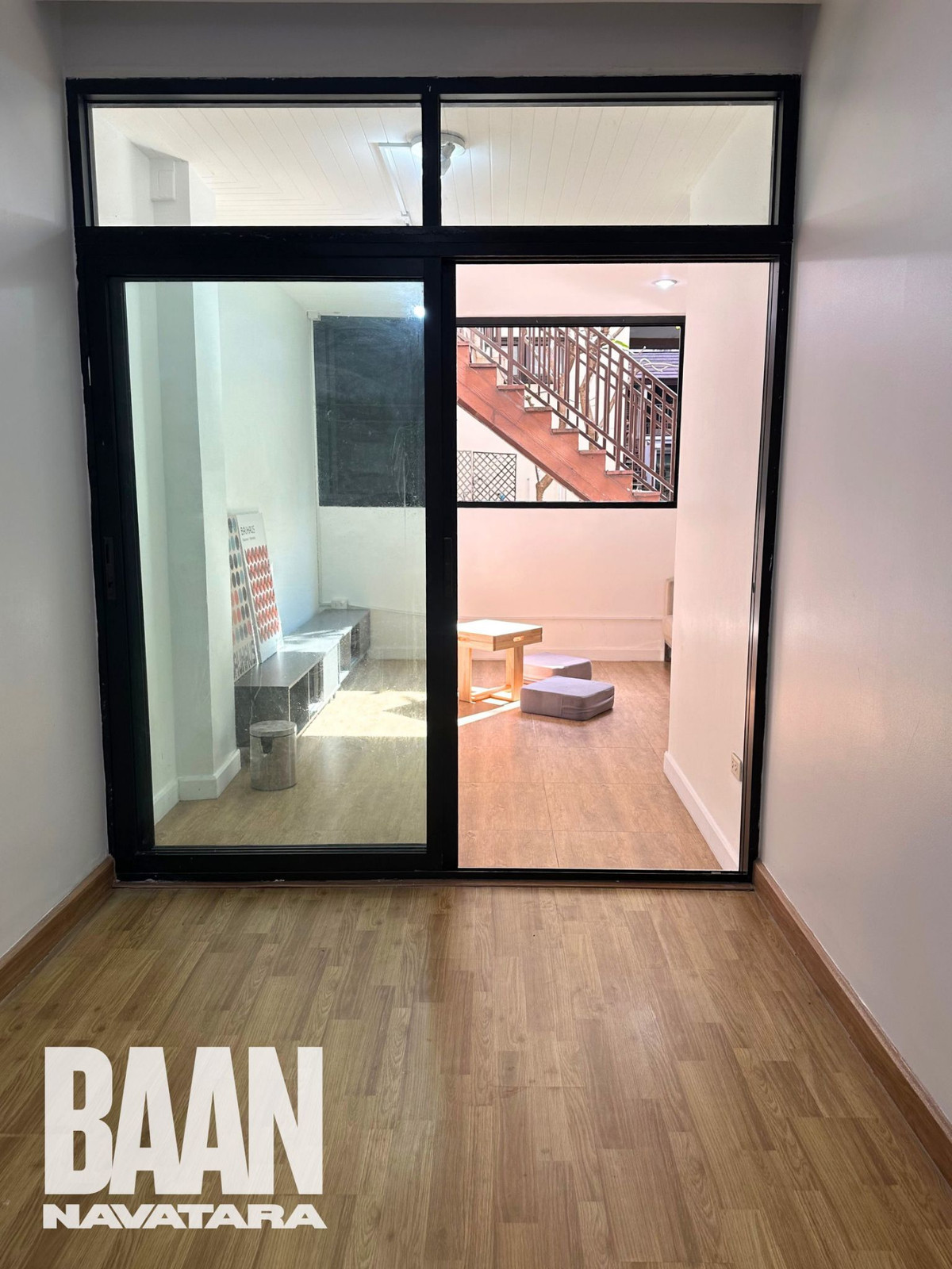 ให้เช่าคอนโดเกษตร นวมินทร์ ลาดปลาเค้า :  คอนโดบ้านนวธารา 61ตรม. ชั้น1 ห้องอยู่บริเวณหัวมุม เงียบสงบ  ถเข้าได้ 2 ทาง หน้าห้อง เข้าจากที่จอดรถ และ หลังห้อง ออกไปเป็นสระว่ายน้ำและ fitness