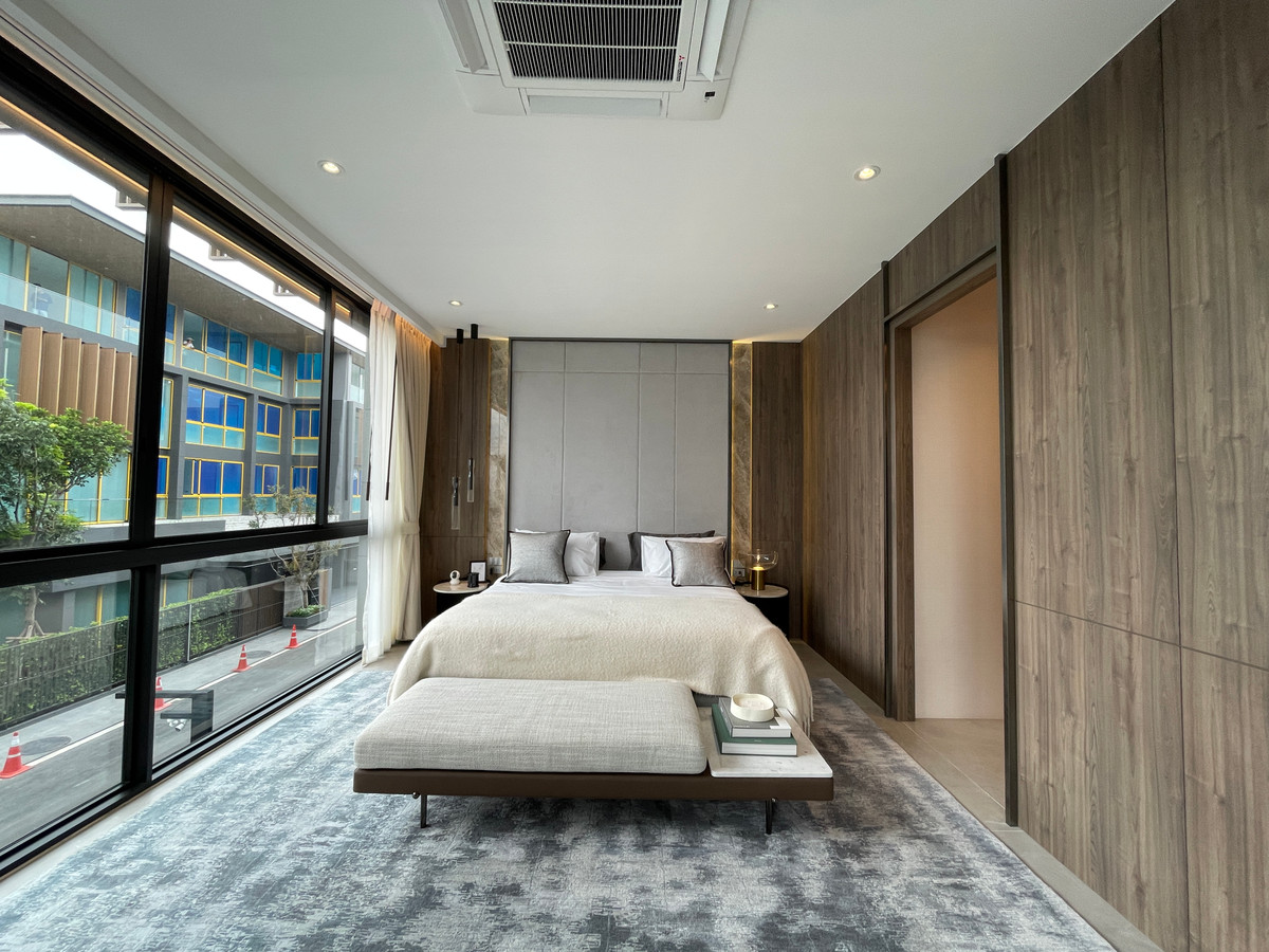 ขายบ้านเลียบทางด่วนรามอินทรา : "หนึ่งเดียวบนเลียบด่วน! Cira Residences บ้านเดี่ยว Ultra-Luxury 3.5 ชั้น พื้นที่ 845 ตร.ม. พร้อมสระว่ายน้ำส่วนตัว | ใกล้ทองหล่อ-พระราม 9 เพียงไม่กี่นาที (สังคมส่วนตัวเพียง 9 ยูนิต)"