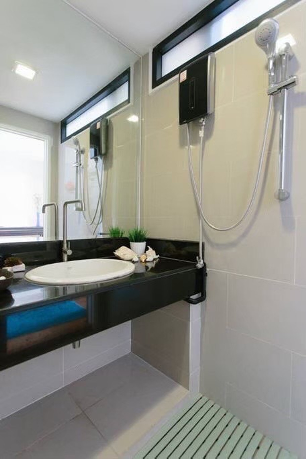 For RentCondoSukhumvit, Asoke, Thonglor : Urgently available room for rent: Young Place, Soi Prasarnmit (Sukhumvit 23). If interested in negotiating the price, add Line @condo168 (with @ in front as well)