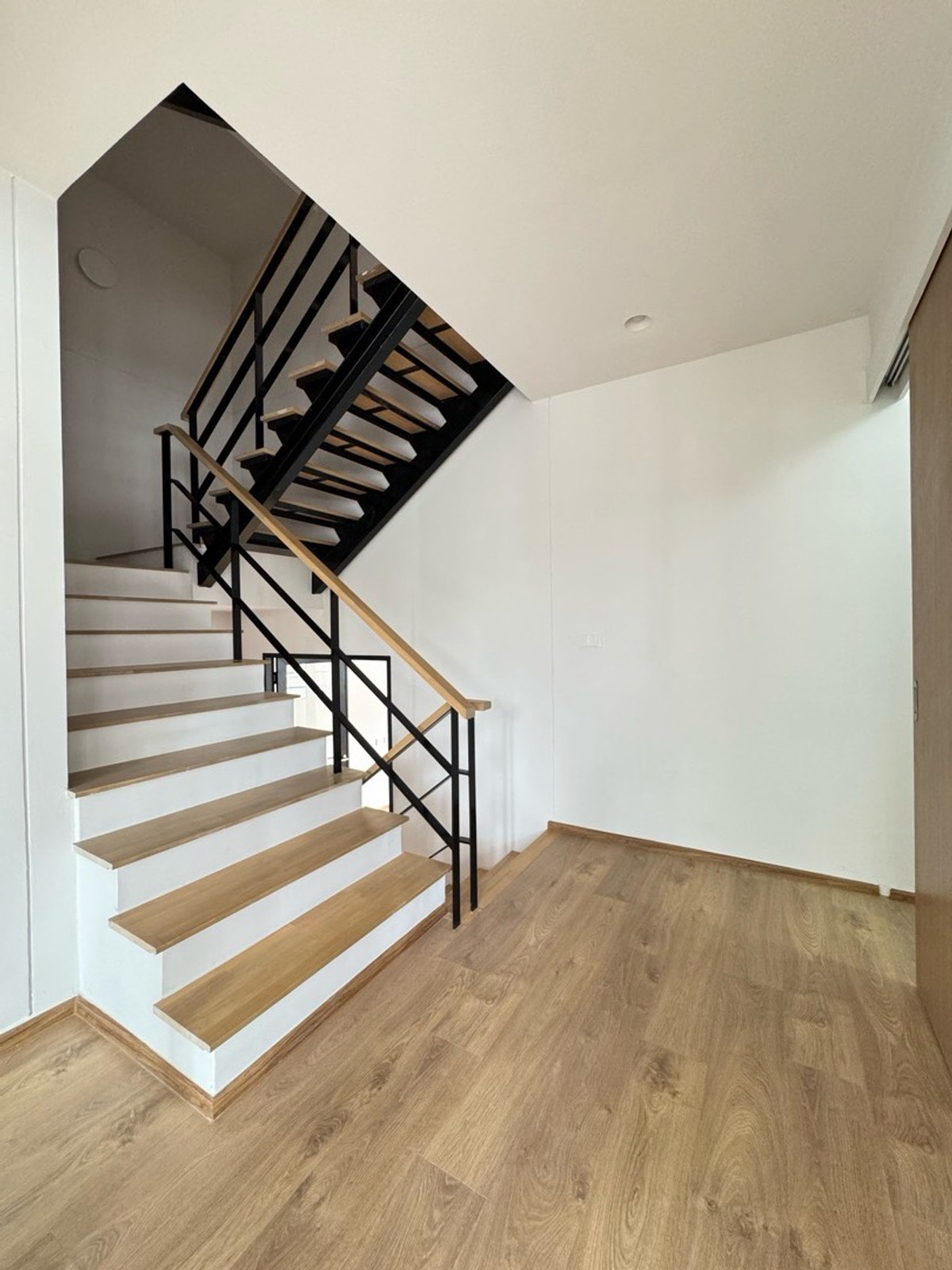 ขายทาวน์โฮมเลียบทางด่วนรามอินทรา : ทาวน์โฮมสร้างใหม่ .... แปลงมุม 