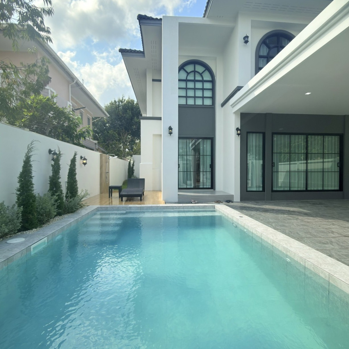 ขายพัทยา บางแสน ชลบุรี สัตหีบ : ขาย บ้านพูลวิลล่าหรู ใกล้หาดจอมเทียนเพียง 5 นาที