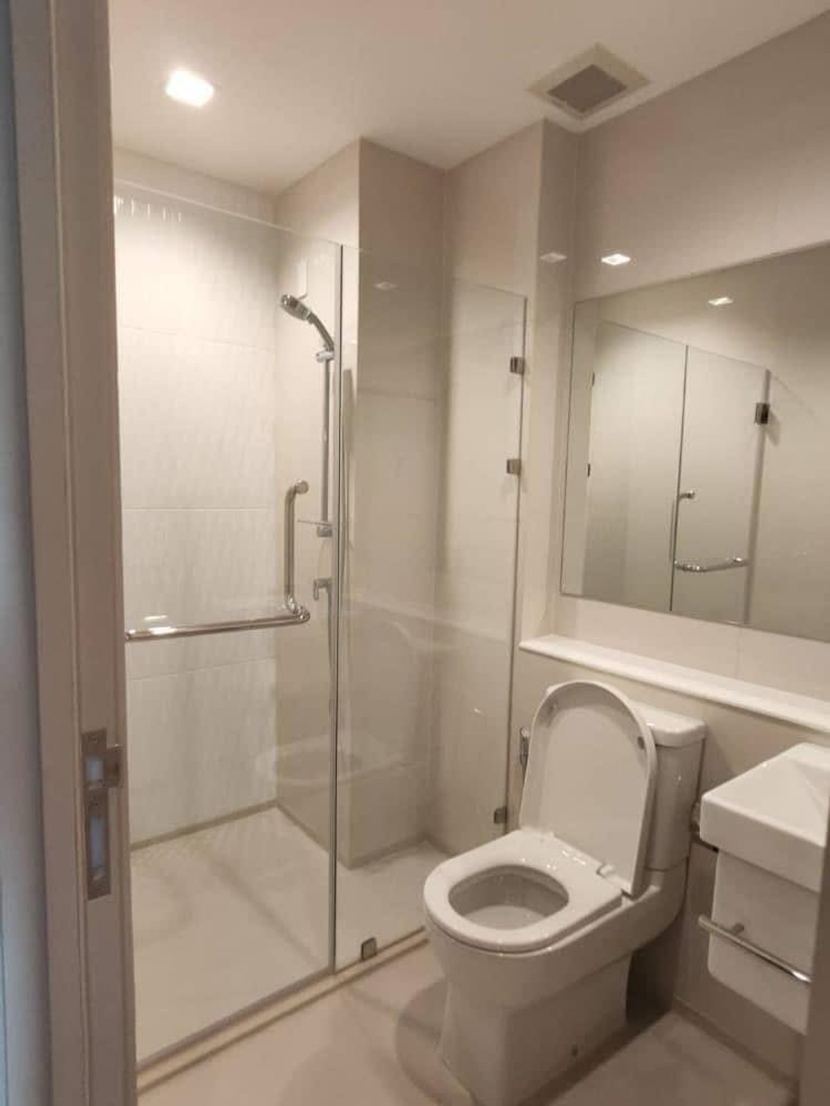 For RentCondoWitthayu, Chidlom, Langsuan, Ploenchit : Life One Wireless Condo, Embassy view, beautiful room, built-in throughout, ready to move in.