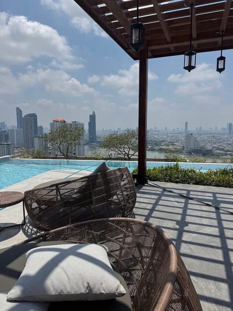 ให้เช่าคอนโดวงเวียนใหญ่ เจริญนคร : 🏙 Duplex เพดานสูง 4.4 ม. | ชั้น 17 วิวดี | พร้อมเข้าอยู่

🌊 ณ รีวา เจริญนคร (Na Reva Charoennakhon)
คอนโดดีไซน์โปร่ง โล่ง แยกสัดส่วนชัดเจน อยู่สบาย บรรยากาศเงียบสงบ