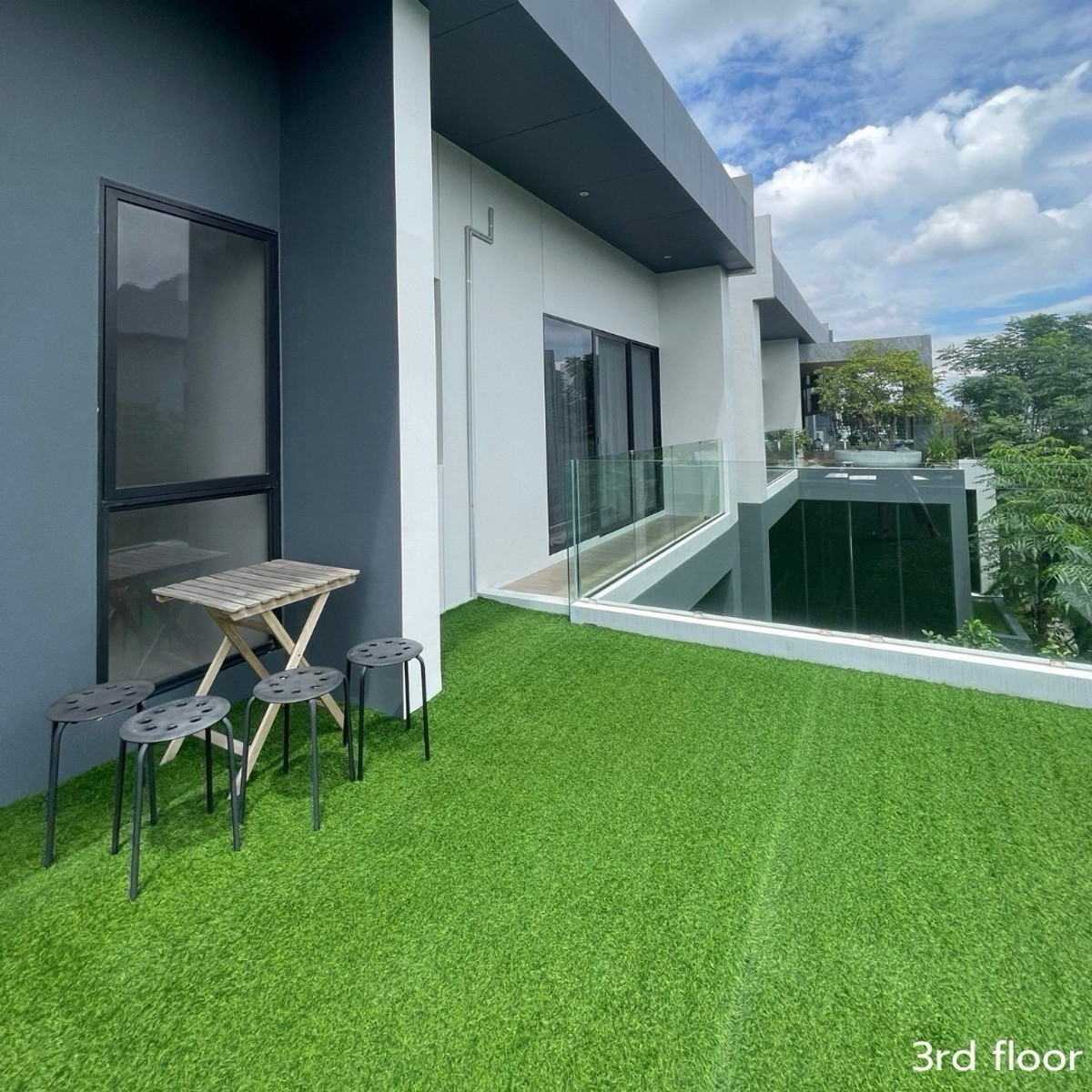 For RentHousePattanakan, Srinakarin : For rent: Bugaan krungthep kreetha, 3-storey detached house, modern luxury, with elevator, swimming pool view.
