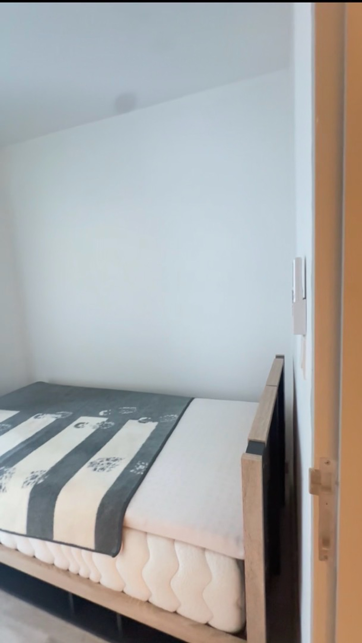 ให้เช่าคอนโดพระราม 9 เพชรบุรีตัดใหม่ RCA : ด่วน ‼️ Ideo mobi rama9 ‼️ห้องใหญ่ 57ตรม. 
2bed 2bath 28,000/เดือน พร้อมเข้าอยู่ 
เดินไป mrt rama9 ได้เลย ✨