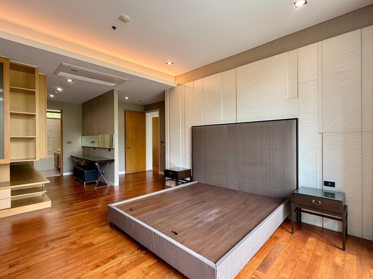 ให้เช่าคอนโดสุขุมวิท อโศก ทองหล่อ : คอนโดห้องใหญ่ 3 ห้องนอน พร้อมระเบียงกว้าง วิวสวน  ใกล้อโศกและพร้อมพงศ์