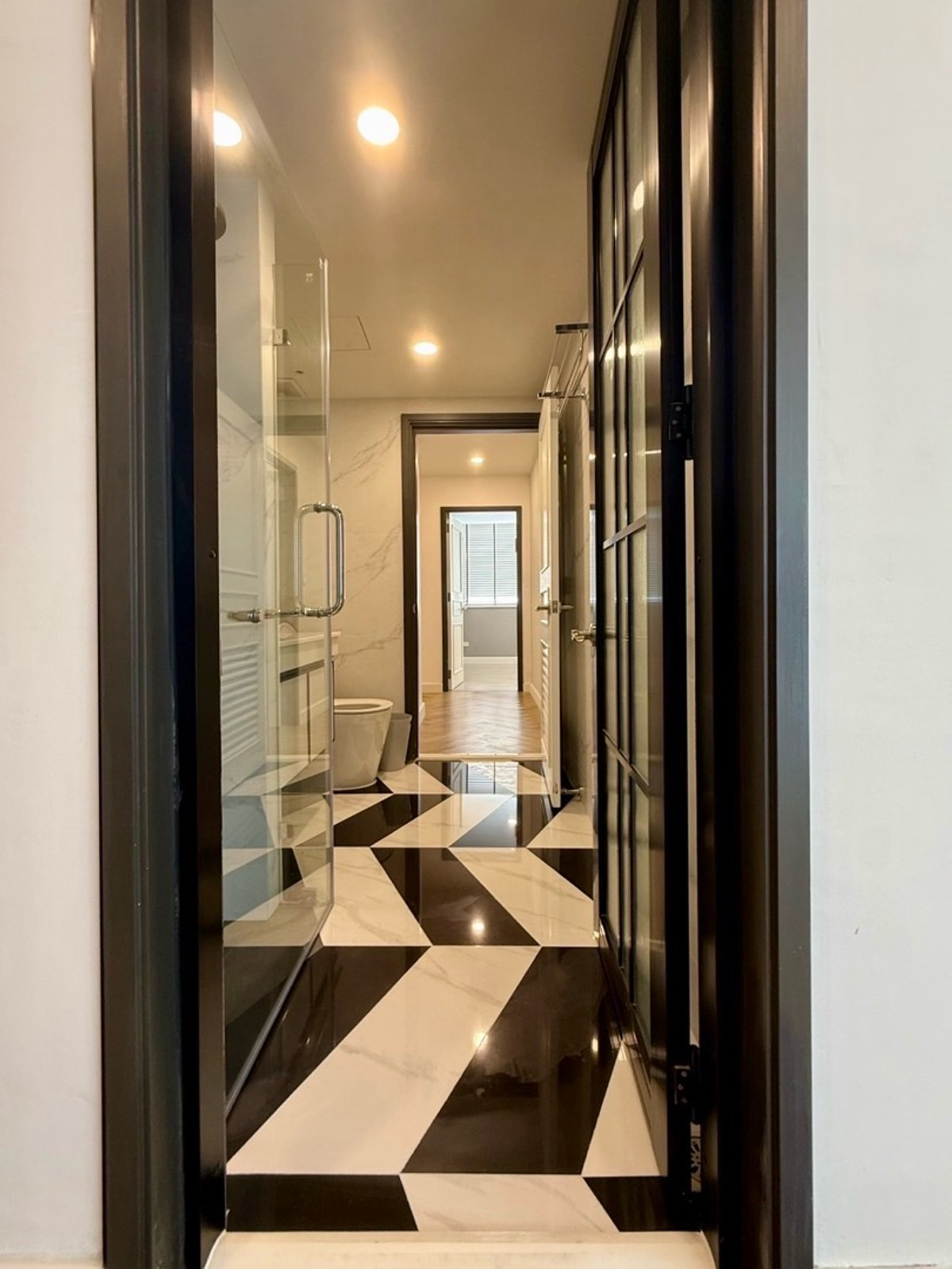 For RentCondoSukhumvit, Asoke, Thonglor : Newly Renovated/ Spacious 3 Bedrooms in Phrom pong ✨