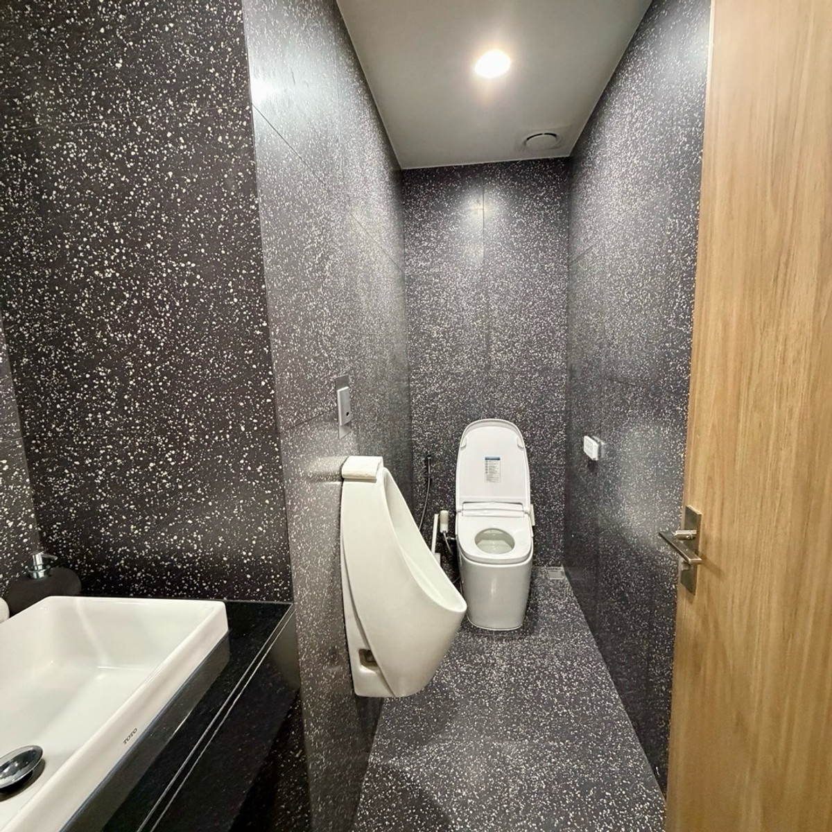 For SaleHome OfficeSapankwai,Jatujak : For sale 🏢 Luxurious 5-story home office with elevator + private swimming pool.
Saphan Khwai - Ari location | Modern Luxury design