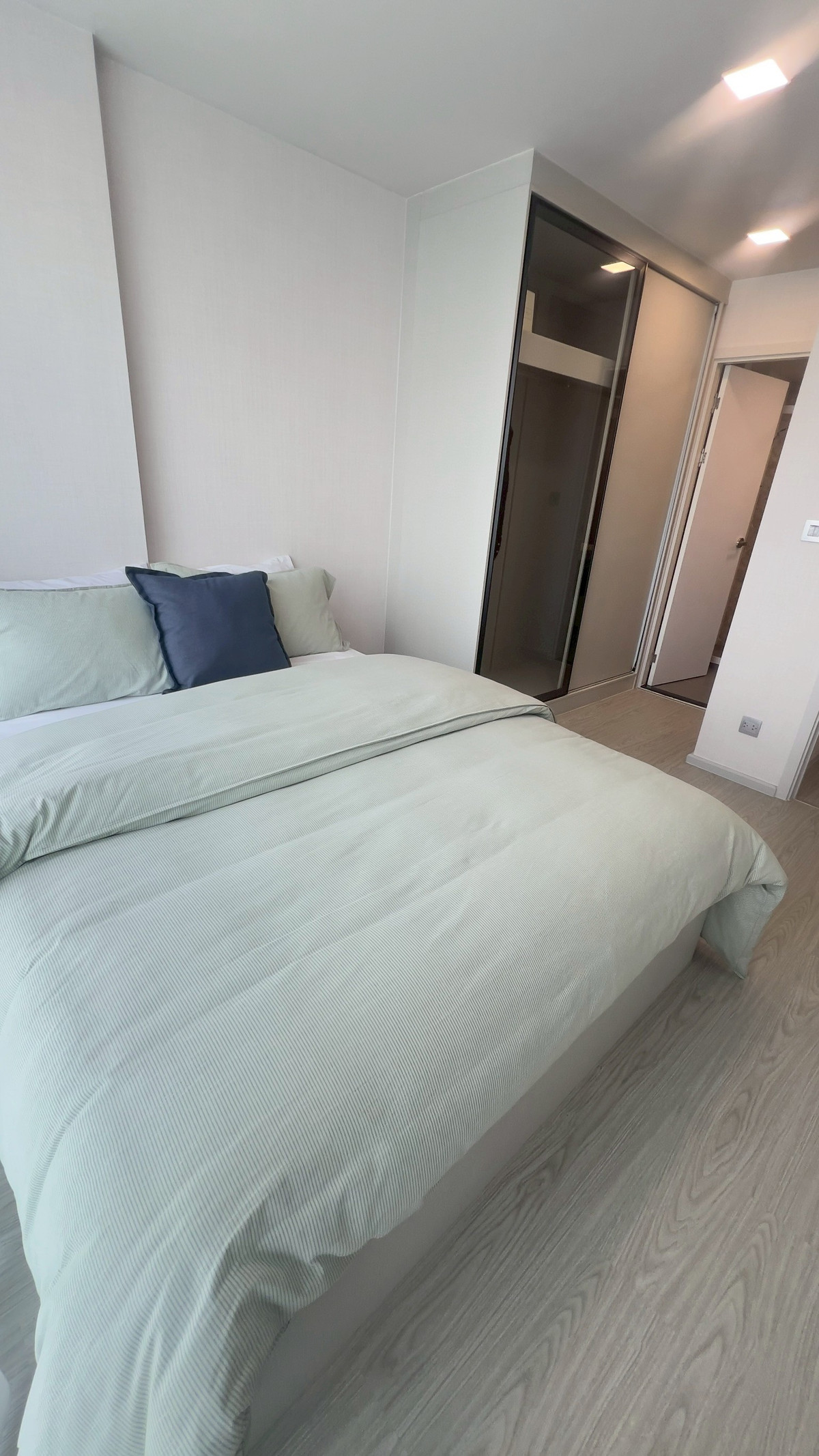 ขายคอนโดอ่อนนุช อุดมสุข : ขายห้อง Combine วิวสระ Olympic หนึ่งเดียวที่ Atmoz Oasis อ่อนนุช  ขนาดใหญ่ 55.52 ตารางเมตร 2 ห้องนอน 2 ห้องน้ำ พร้อมอยู่ ฟรีโอน