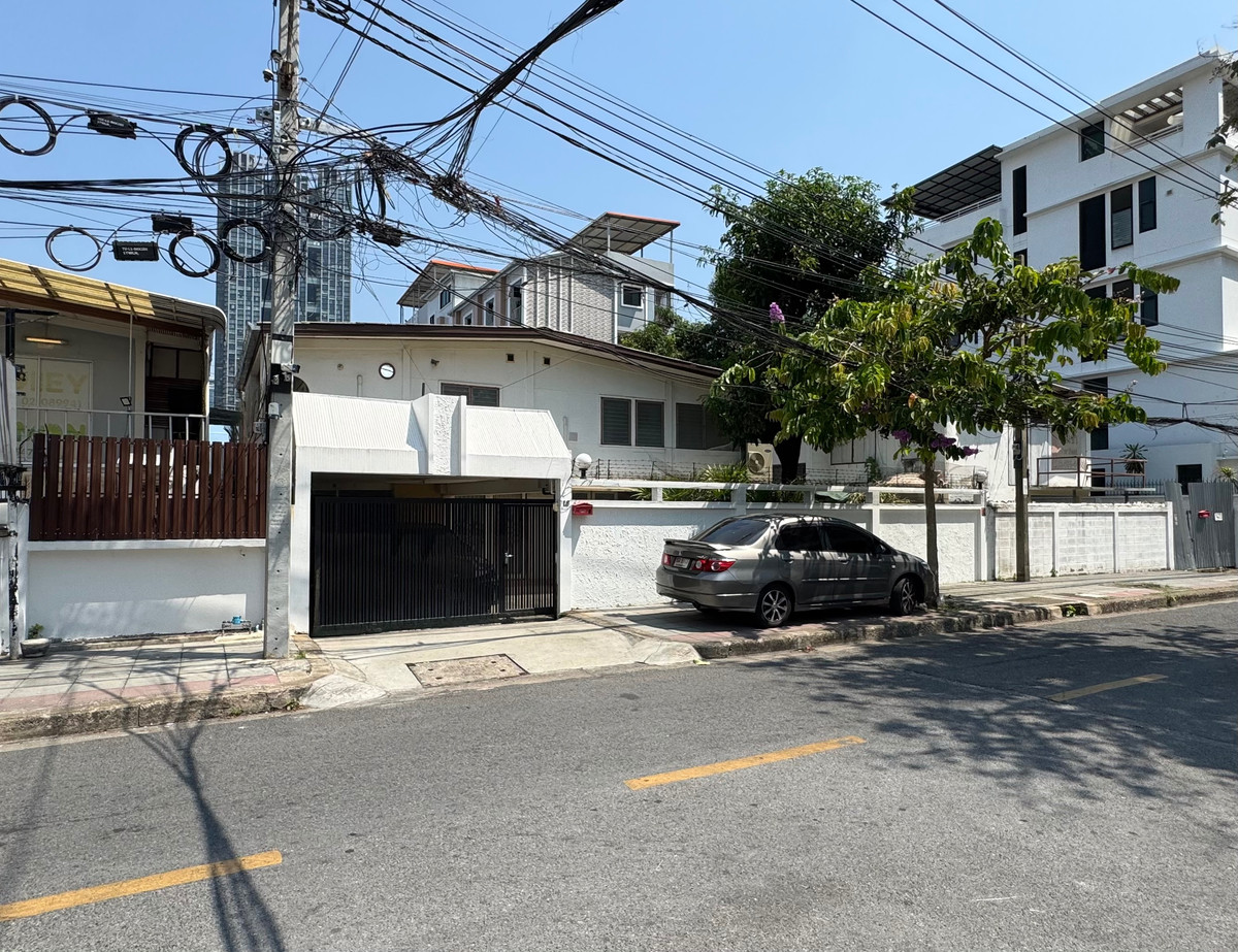 For RentHouseSathorn, Narathiwat : For Rent📍Detached house suitable for business, Only 1.1 km from BTS Chong Nonsi, 280m from Narathiwat Road.