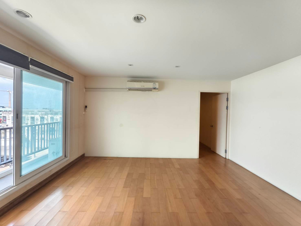 Home OfficeLadkrabang, Suwannaphum Airport : For sale/rent 4-story home office next to The Terminal Suvarnabhumi project, has a built-in elevator, near Suvarnabhumi Airport.