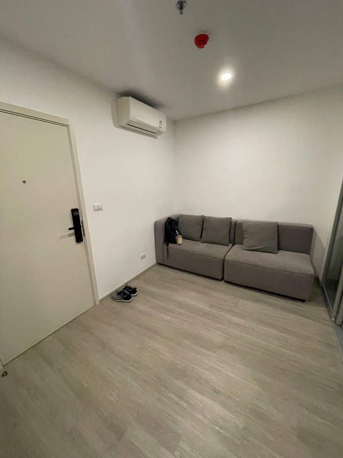 ให้เช่าคอนโดท่าพระ ตลาดพลู วุฒากาศ :  ⭐️ Elio Sathorn - Wutthakat ⭐️ 1 ห้องนอน ขนาด 33 ตรม. มีเฟอร์นิเจอร์ครบครัน