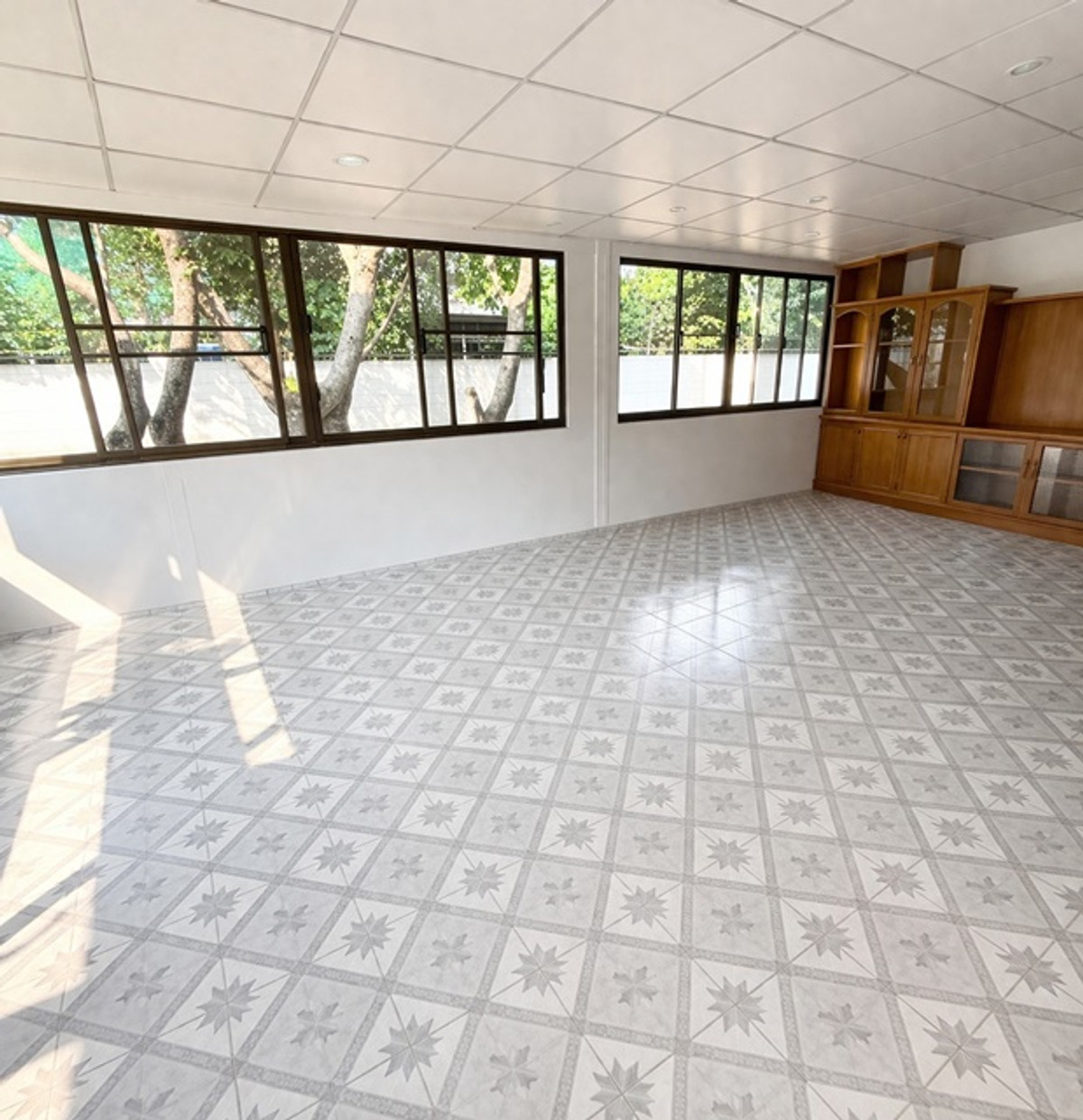 For RentHouseRatchadapisek, Huaikwang, Suttisan : MRT Sutthisan 900m. Central Rama9 5beds 5Parking 4baths near MRT Ratchadaphisek 400m two storey