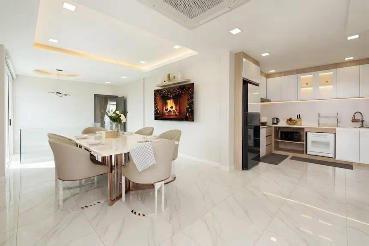 ให้เช่าบ้านรัชดา ห้วยขวาง : ปล่อยเช่าบ้าน 2 ชั้น หลังมุม ขนาด 36 ตรว. 300 ตรางเมตร ซอยรัชดา 18 บ้านสวยตกแต่งใหม่ เฟอร์นิเจอร์ครบพร้อมอยู่ ในหมู่บ้าน ปลอดภัยไม่มีโจร เพื่อนบ้านดีไม่มีปัญหา จอดรถหน้าบ้านได้ 1-2 คัน
