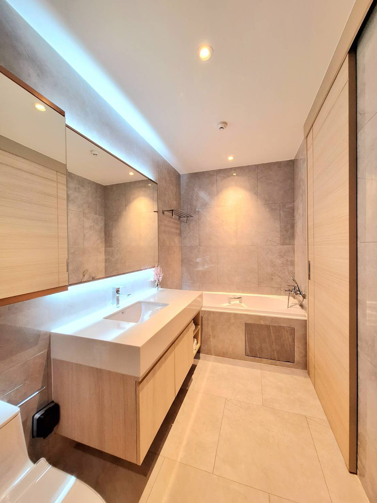 For RentBangna, Bearing, Lasalle : Bearing Residence 2 Bedroom 129 Sq.m. Please call: 062-496-6454