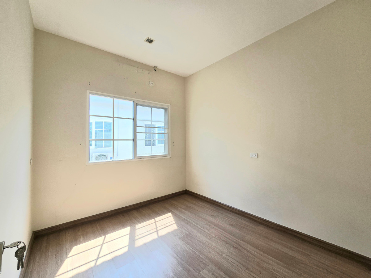 ขายทาวน์โฮมลาดกระบัง สุวรรณภูมิ : ขายด่วนทาวน์เฮ้าส์ 2 ชั้น โกลเด้น ทาวน์ บางนา - สวนหลวง 21.2ตร.วา