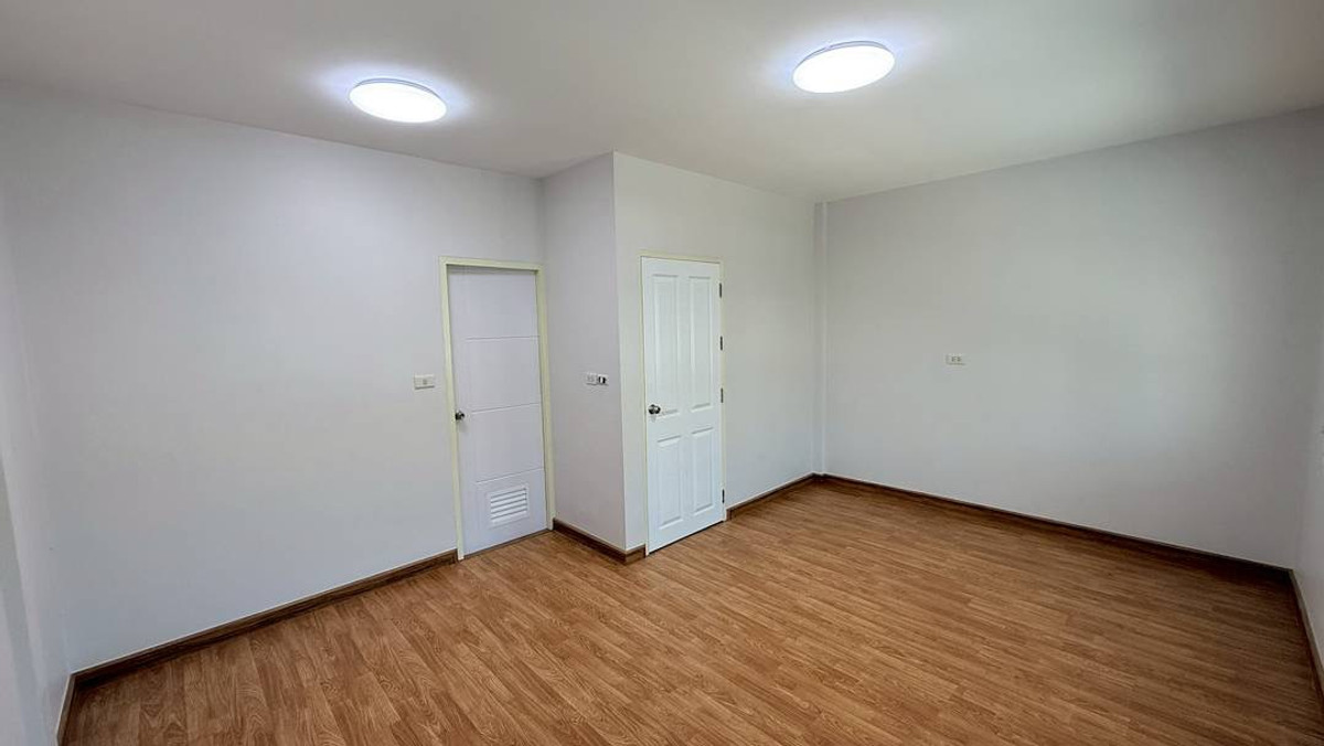 ขายทาวน์โฮมลาดกระบัง สุวรรณภูมิ : ขายด่วน ทฮ 2 ชั้น 3 ห้องนอน รีโนเวทใหม่ทั้งหมด หมู่บ้าน ดิเอ็กคลูซีฟ เฉลิมพระเกียรติ ร.9 ซอย72 ใกล้วงแหวนกาญจนาภิเษก, สนามบินสุวรรณภูมิ (Gant-285)