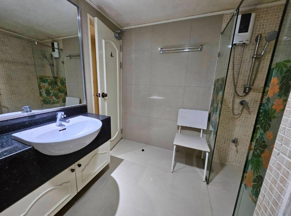 For RentCondoRatchadapisek, Huaikwang, Suttisan : 🏡 Big room, hard to find! The Kris 1, spacious room, very good layout, ready to move in.