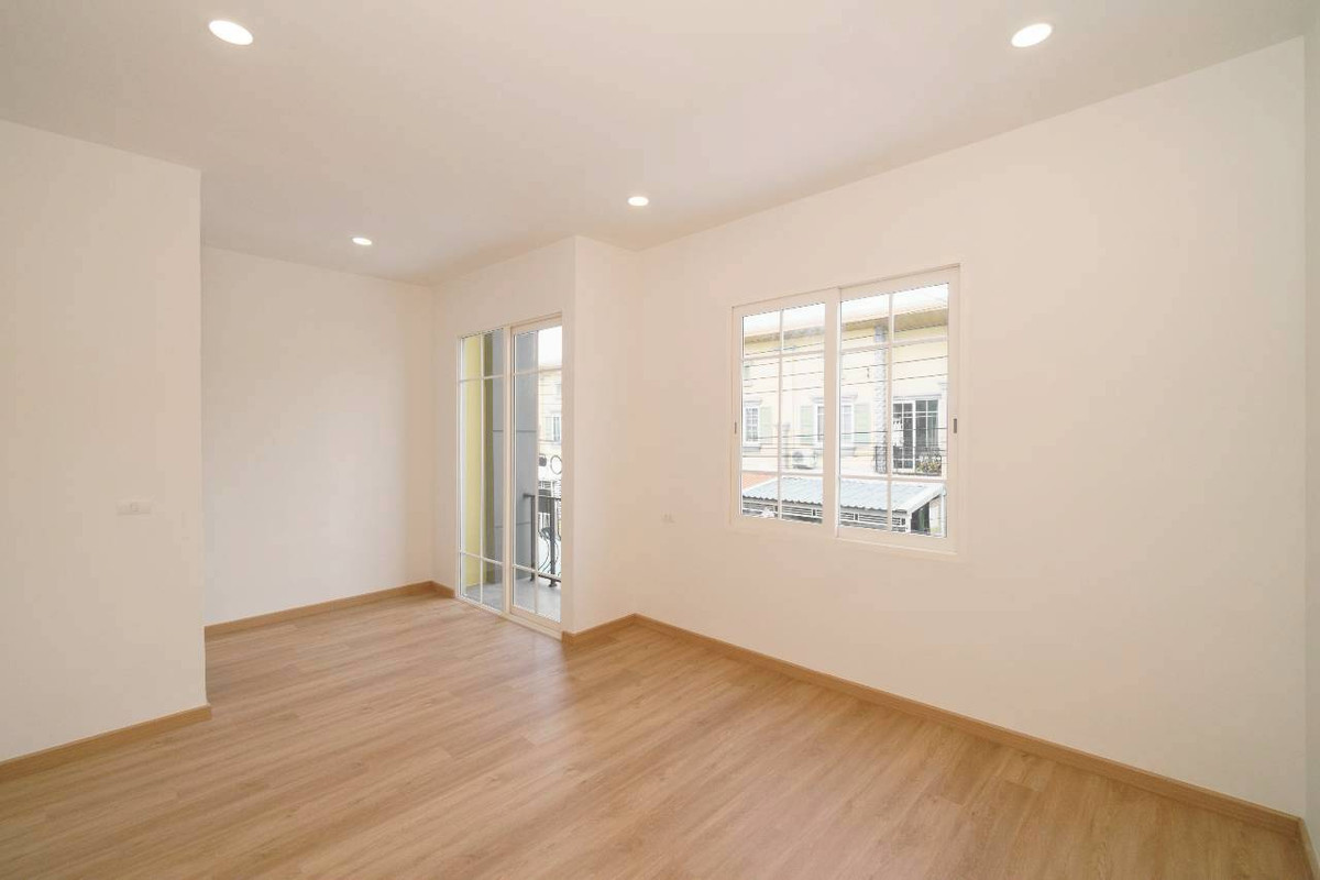 ขายทาวน์โฮมลาดกระบัง สุวรรณภูมิ : 🏡 NEW LISTING | เตรียมรีโนเวท ✨ทิศตะวันออก หลังริม วิวสวน + ไม่ชนใครทั้งหน้า–หลัง! “ซอยต้น + โล่งจริง + เป็นส่วนตัวสุดในโครงการ” ✨