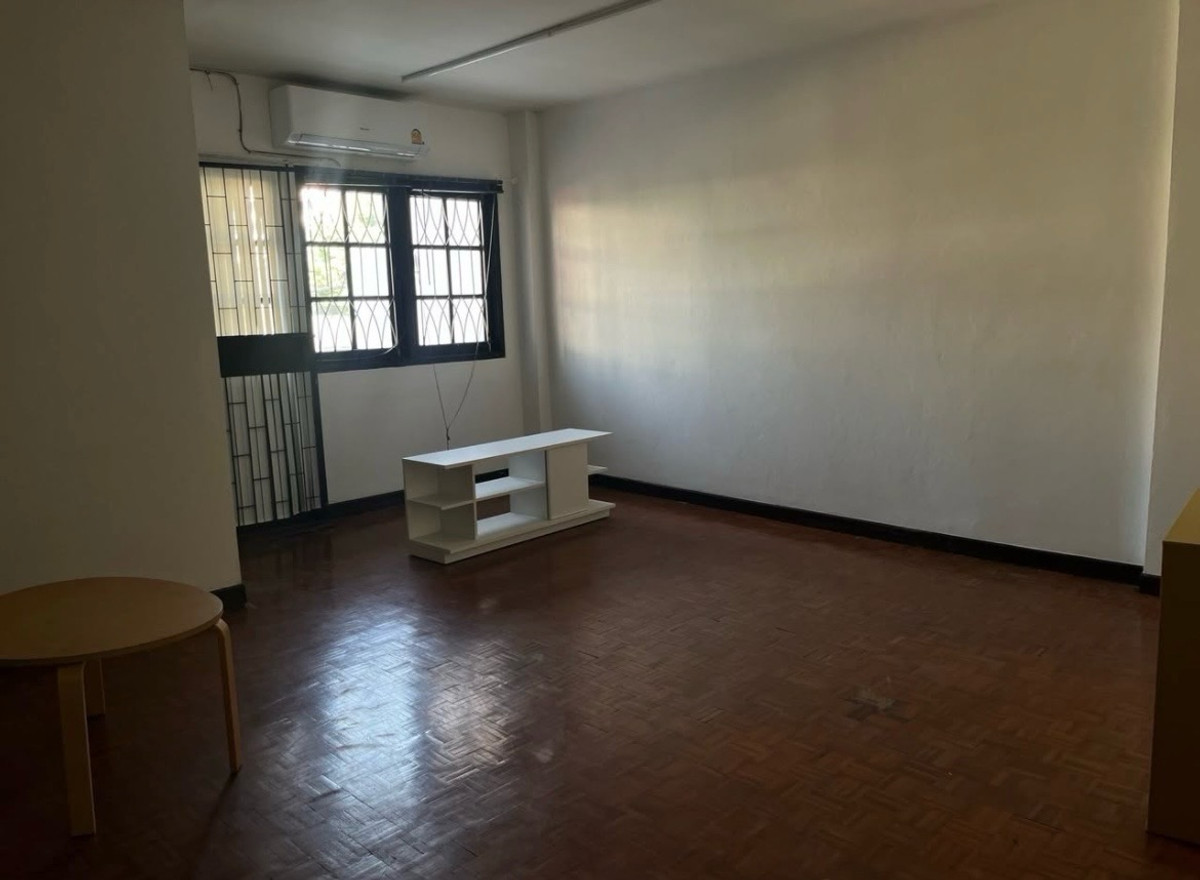 For RentHome OfficeRatchadapisek, Huaikwang, Suttisan : For rent‼️4-story townhome, completely renovated | Suitable for living / making an office / registering a company 🚇Location: Suthisan Road (near MRT Suthisan, can walk)