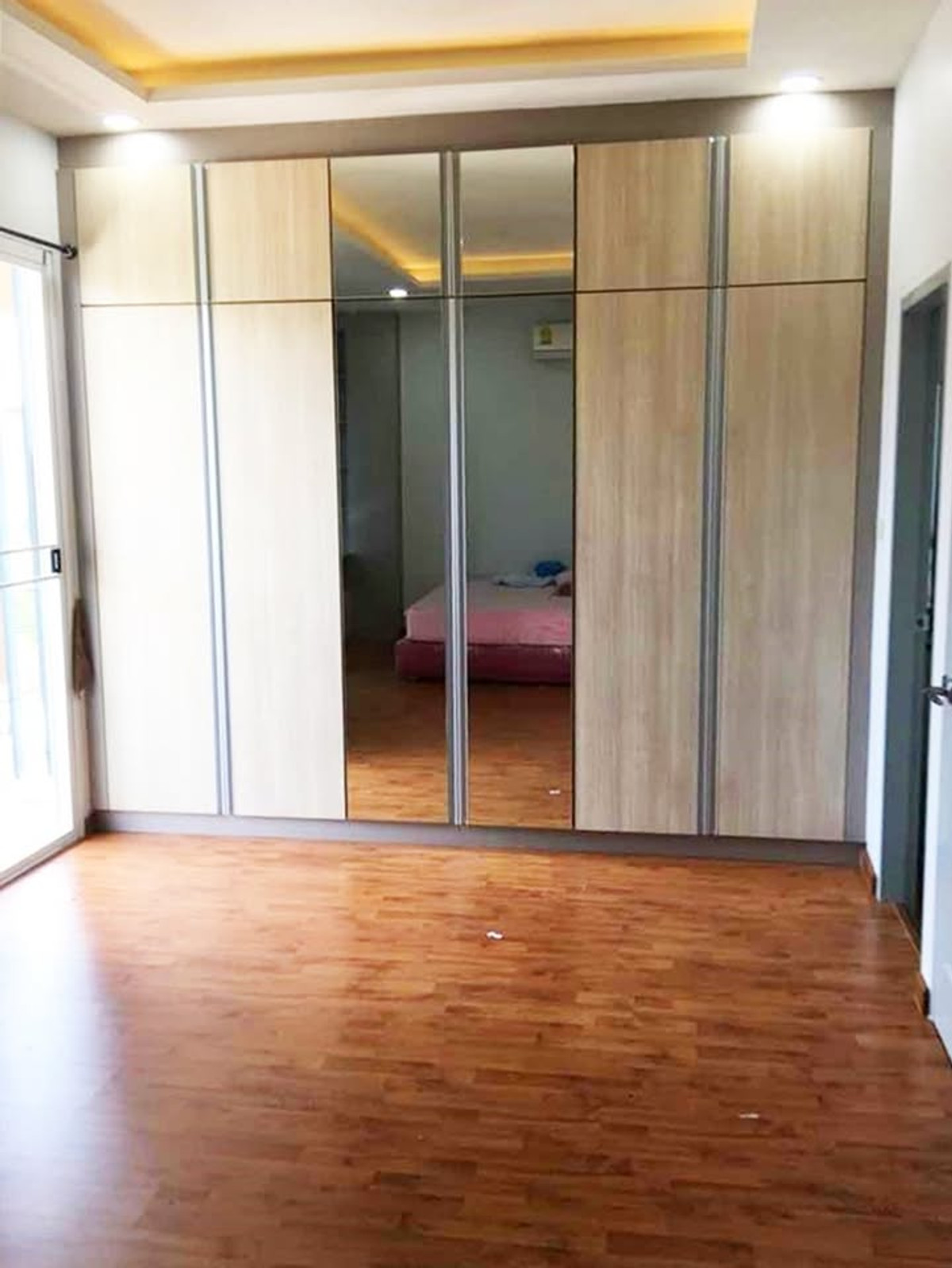 ให้เช่าบ้านสมุทรปราการ สำโรง : ให้เช่า บ้านแฝด 2 ชั้น ม.เมอริทแกรนด์ สุวรรณภูมิ บ้านสวย สภาพดี พร้อมอยู่ ทำเลดี เข้า-ออกได้หลายทาง ราคา 16,000 บาท