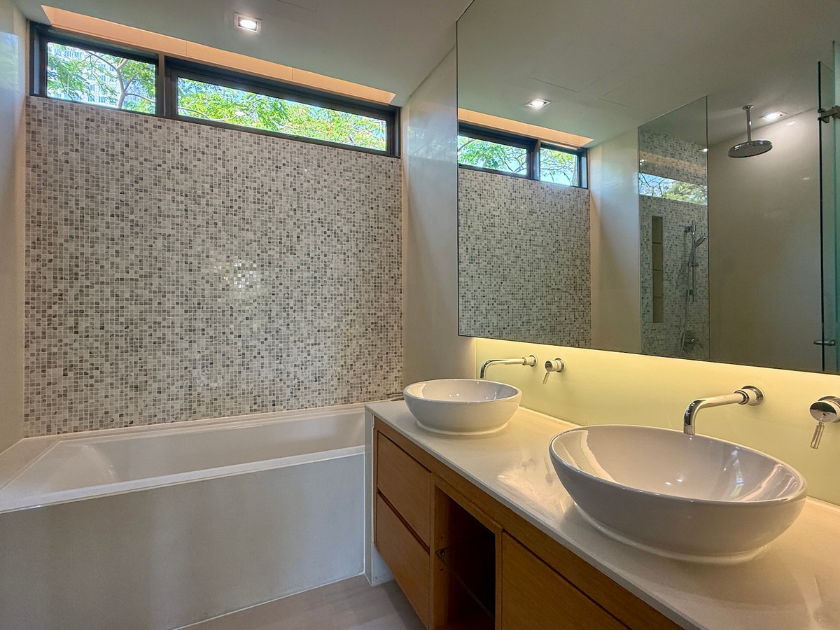 ให้เช่าคอนโดสุขุมวิท อโศก ทองหล่อ : คอนโดห้องใหญ่ 3 ห้องนอน พร้อมระเบียงกว้าง วิวสวน  ใกล้อโศกและพร้อมพงศ์