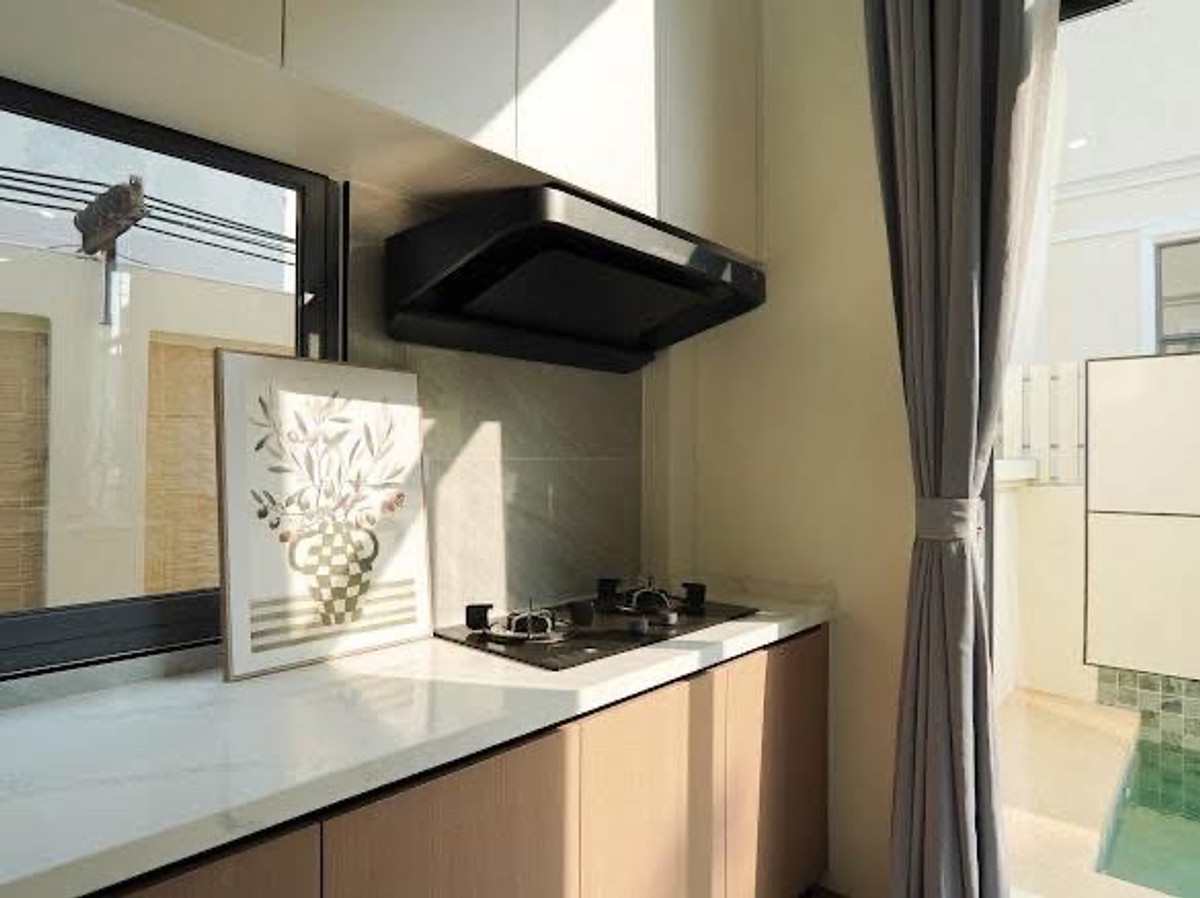 ขายพัทยา บางแสน ชลบุรี สัตหีบ : ขายบ้านเดี่ยวพูลวิลล่าใจกลางเมืองพัทยา โครงการธาดารวดี ทั้งหมด 6 ยูนิต 4 ห้องนอน 3 ห้องน้ำ 2 ที่จอดรถ 1 สระว่ายน้ำ