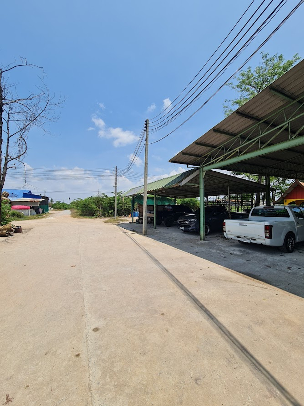 For SaleLandNakhon Pathom : Land for sale in Nakhon Pathom, Sam Phran District, with buildings, total area 6-3-79 rai, near Phetkasem Road.