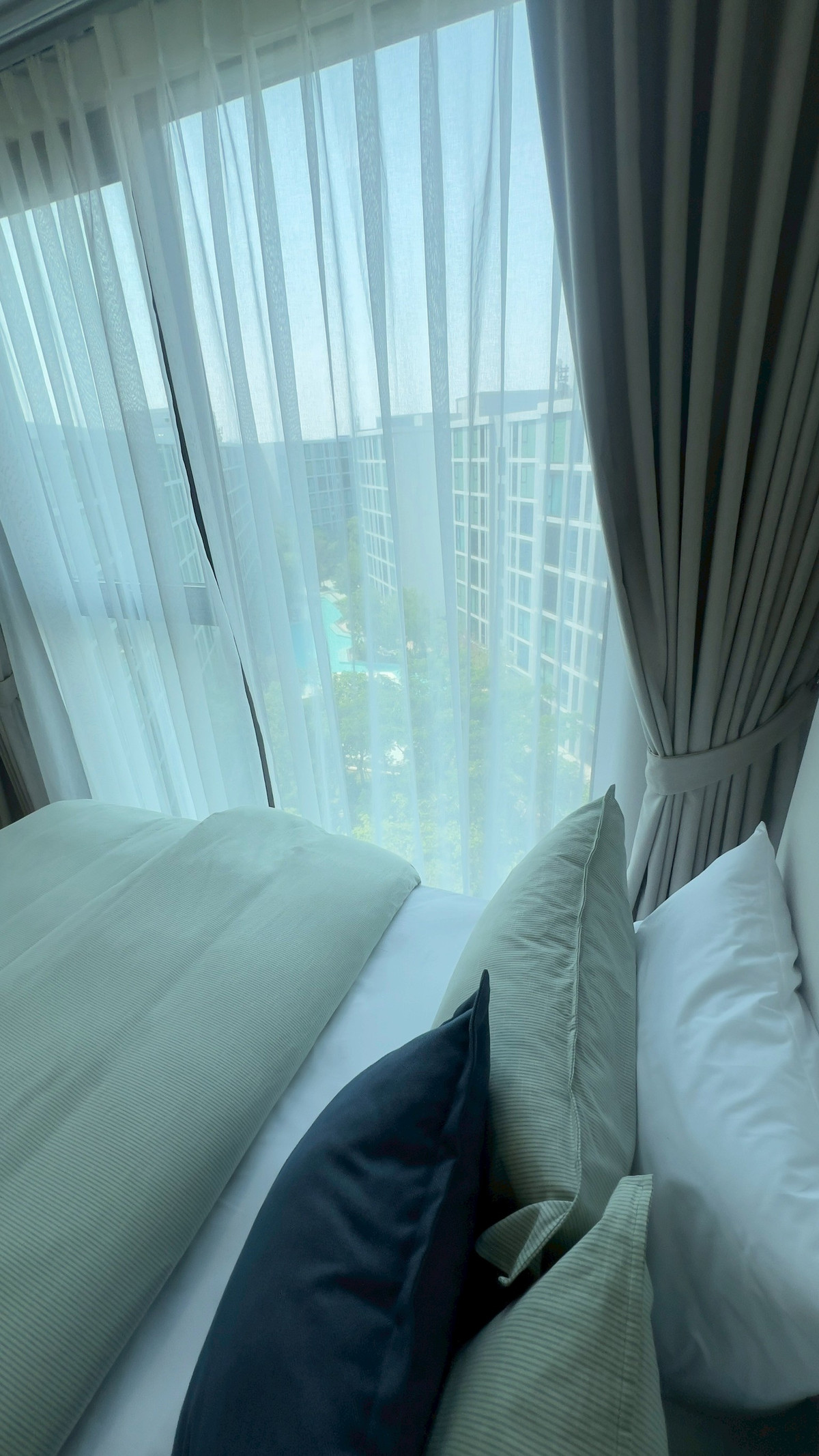 ขายคอนโดอ่อนนุช อุดมสุข : ขายห้อง Combine วิวสระ Olympic หนึ่งเดียวที่ Atmoz Oasis อ่อนนุช  ขนาดใหญ่ 55.52 ตารางเมตร 2 ห้องนอน 2 ห้องน้ำ พร้อมอยู่ ฟรีโอน