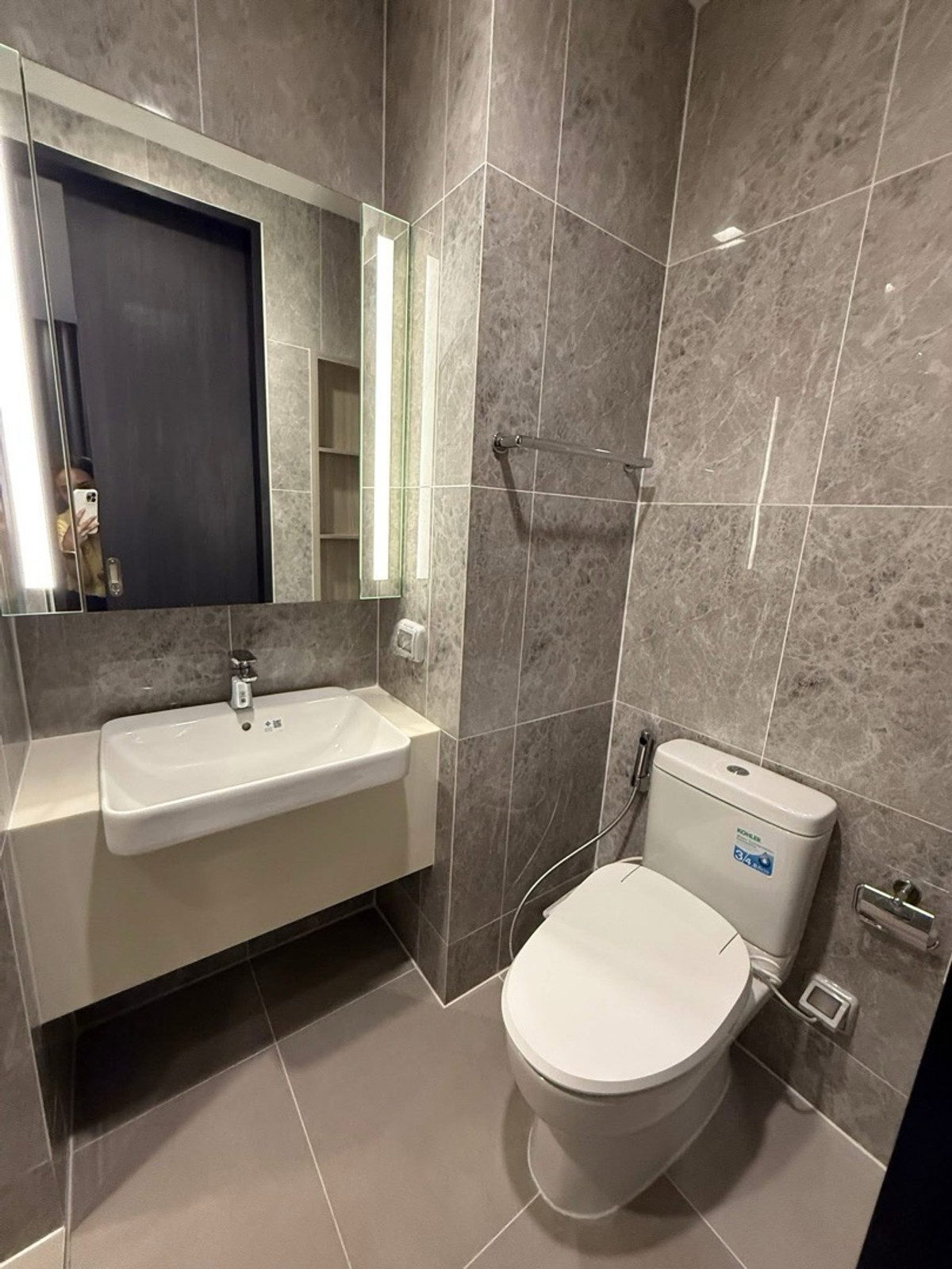 For RentCondoAri,Anusaowaree : 🩷 Noble Around Ari line @900cqqhk 
Room size 27 sq m., high floor 33 
2 in 1 function L-shaped sofa that can be adjusted freely. Complete with a multi-purpose foldable bed and a table that can be adjusted as desired.
✅ Fully furnished as shown in picture,