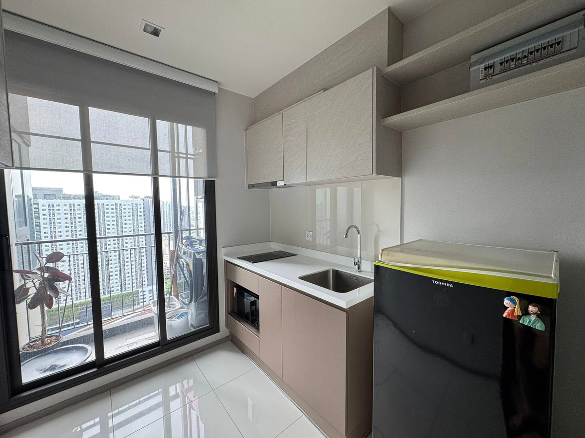 For RentCondoThaphra, Talat Phlu, Wutthakat : ⭐️ Life Sathorn Sierra ⭐️ 1 Bed 1 Bath, built-in furniture in the whole room, ready to move.