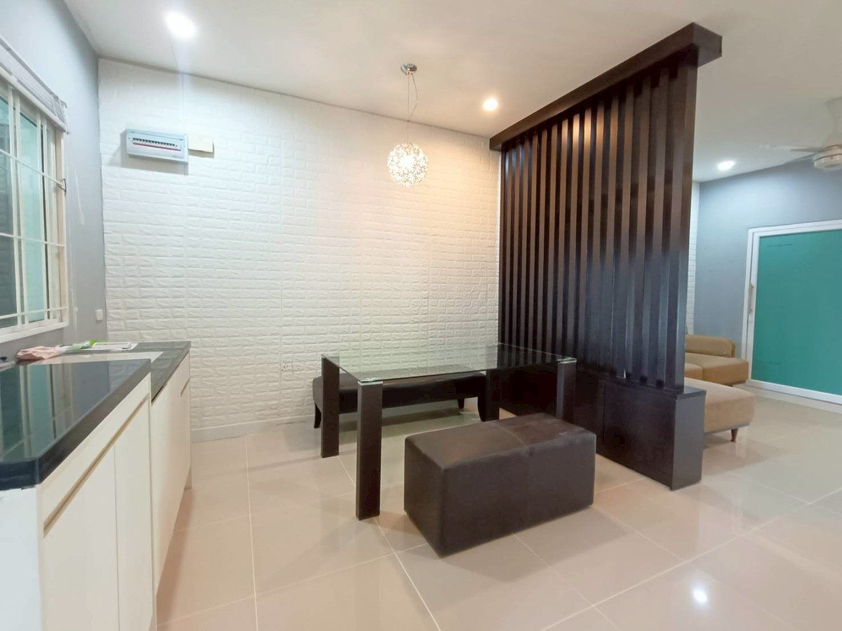 ให้เช่าทาวน์โฮมราษฎร์บูรณะ สุขสวัสดิ์ : (Newly Renovated) ทาวโฮม-หลังมุม พร้อมเข้าอยู่! / 18,500.- 