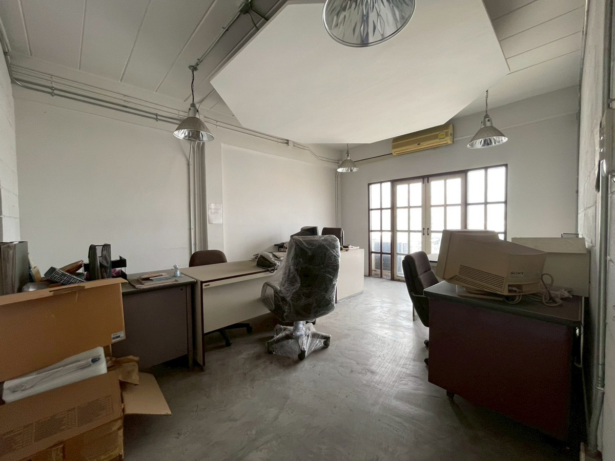 ให้เช่าอาคารพาณิชย์พัฒนาการ ศรีนครินทร์ : ให้เช่าอาคารพาณิชย์ 2 คูหา ตึกมุม ริมถนนพัฒนาการ ใกล้ซอยพัฒนาการ 30 (ซอยหมู่บ้านปัญญา)  อาคารพาณิชย์ขนาดใหญ่ เหมาะสำหรับทำสำนักงาน คลินิก สถาบันการศึกษา โชว์รูม หรือธุรกิจหลากหลายประเภท ทำเลติดถนนใหญ่ เดินทางสะดวก