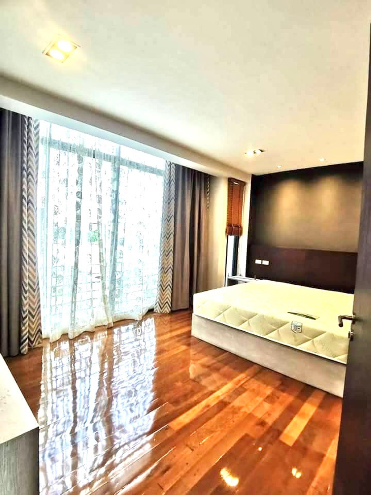 ให้เช่าโฮมออฟฟิศบางนา แบริ่ง ลาซาล : ให้เช่า Home office Bearing   อาคาร 4 ชั้น พื้นที่กว้าง 285 ตร.ม เฟอร์นิเจอร์ครบ มีที่จอดรถ  ทำเลดี เดินทางสะดวก  