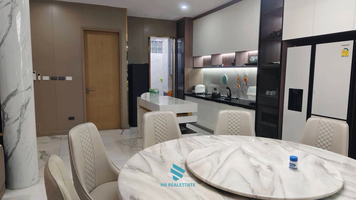 ขายบ้านเลียบทางด่วนรามอินทรา : (ขาดทุน10ล้าน) The glamor บ้าน+สระว่ายน้ำแต่งสวยเฟอร์ครบ พร้อมอยู่ ห่างเอกมัย 10 นาที 