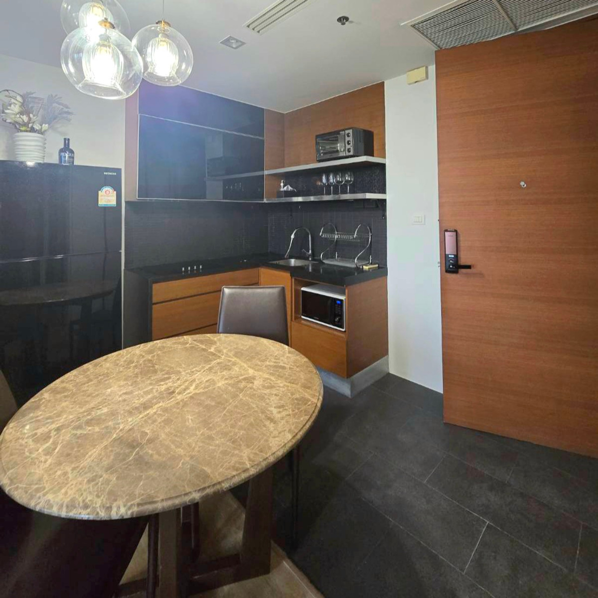 For RentCondoSukhumvit, Asoke, Thonglor : Condo for rent Ashton Morph 38 (56.23 sq m.) 2 bedrooms, 1 bathroom, Pet Friendly, opposite Thonglor.