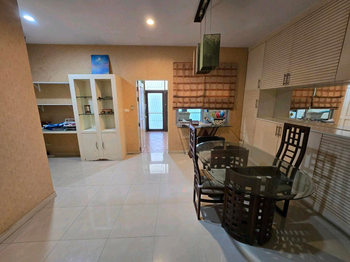 For SaleTownhomeLadprao101, Happy Land, The Mall Bang Kapi : Townhome - Saran Phruek Ladprao 130, 1 BR Available for Sale, Corner Unit, Near MRT Yellow Line : Lat Phrao 101