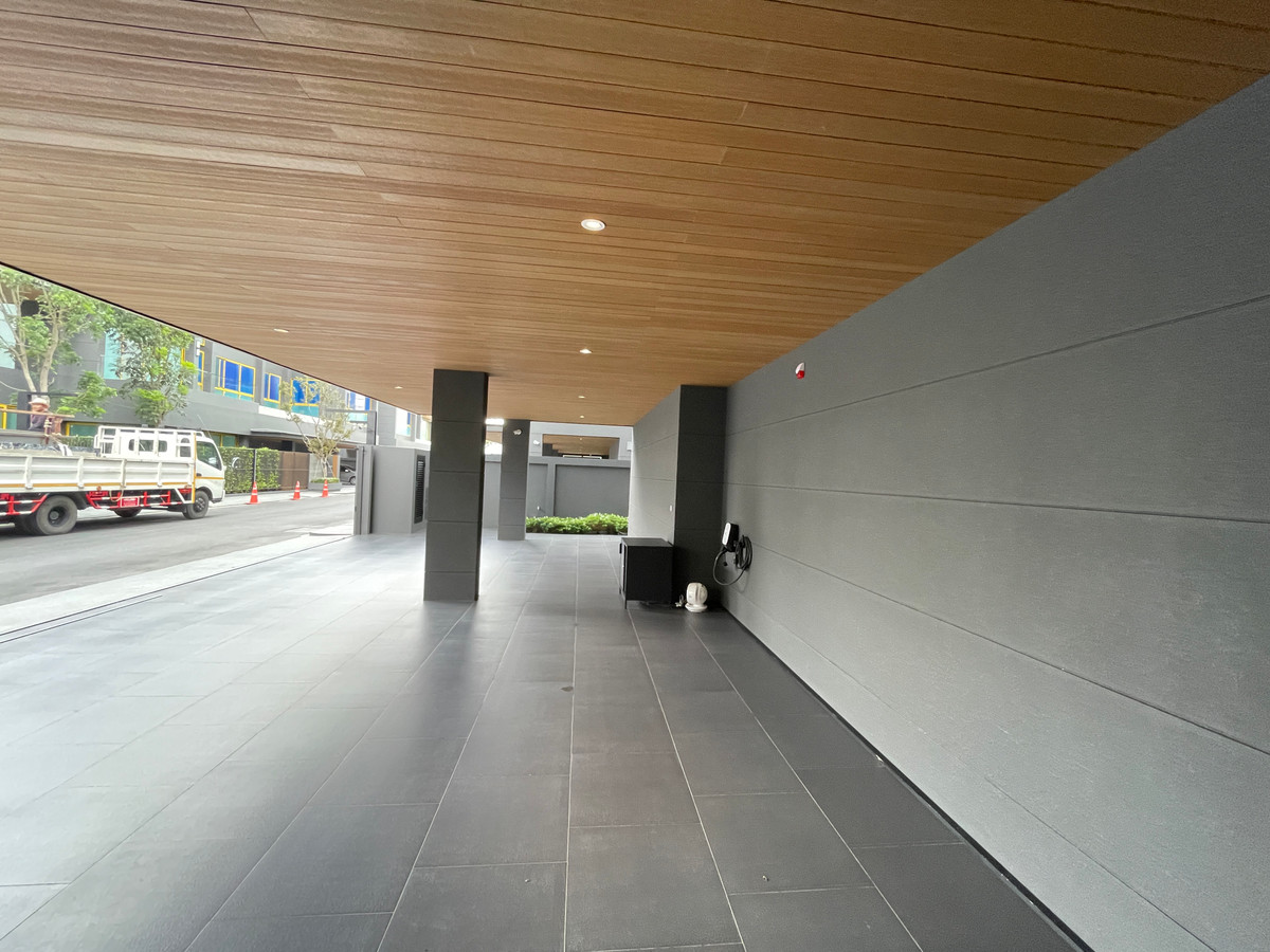 ขายบ้านเลียบทางด่วนรามอินทรา : "หนึ่งเดียวบนเลียบด่วน! Cira Residences บ้านเดี่ยว Ultra-Luxury 3.5 ชั้น พื้นที่ 845 ตร.ม. พร้อมสระว่ายน้ำส่วนตัว | ใกล้ทองหล่อ-พระราม 9 เพียงไม่กี่นาที (สังคมส่วนตัวเพียง 9 ยูนิต)"