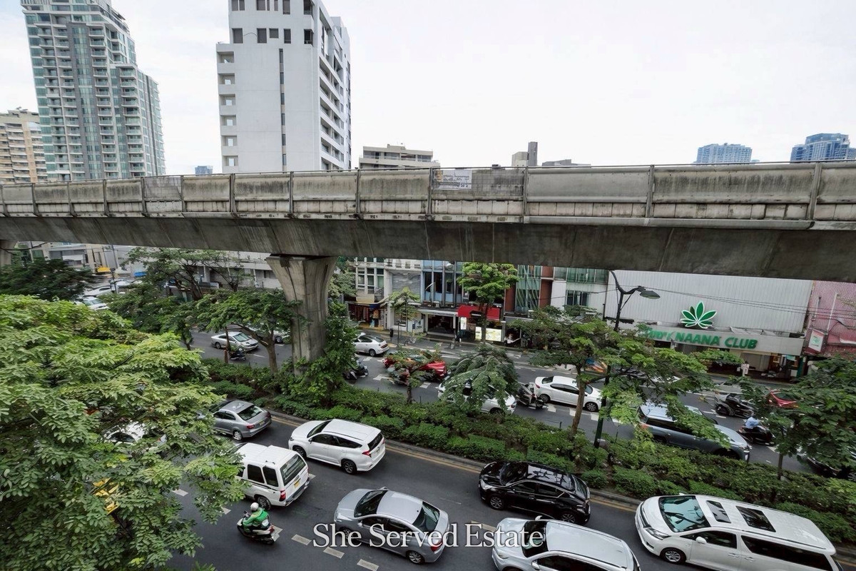 For RentShop HouseSukhumvit, Asoke, Thonglor : ◈ Commercial building for rent, 2 units, Sukhumvit Road, near BTS Thonglor, only 200 meters ◈ Commercial building, 2 units, 5 floors high.
• Width 8 meters • Area 31.9 square meters
• Location next to the main Sukhumvit Road. Clearly visible • High potent